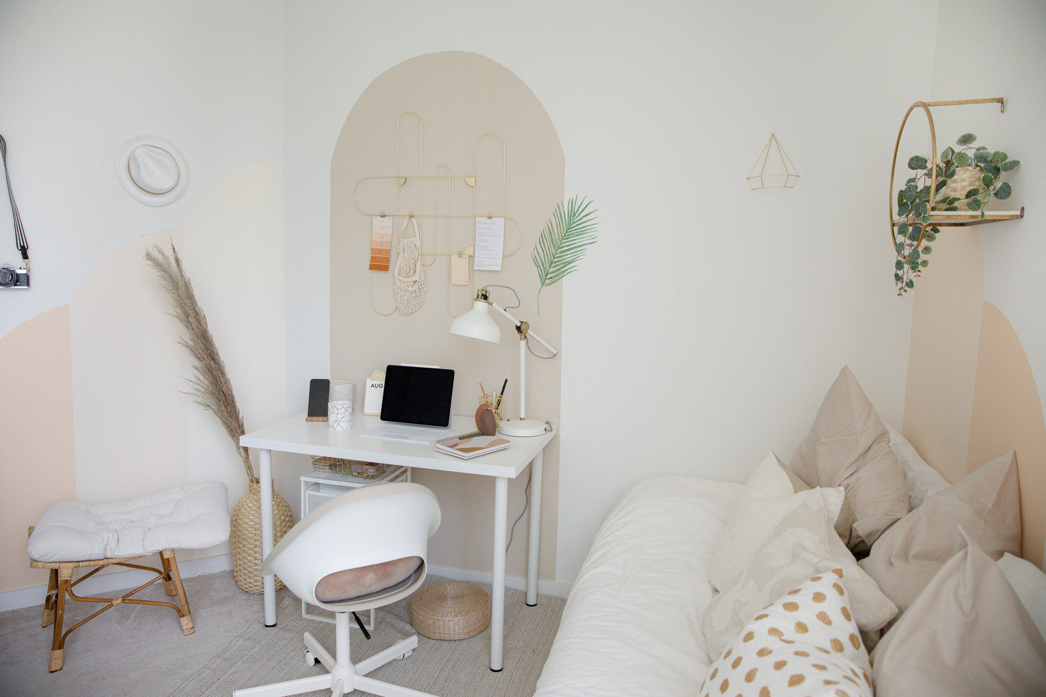 photo-of-a-white-and-beige-home-office